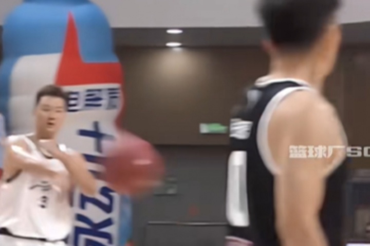 开云下载-前中国男篮球员孟铎打野球将球砸向张照洋险引冲突 现已向其道歉